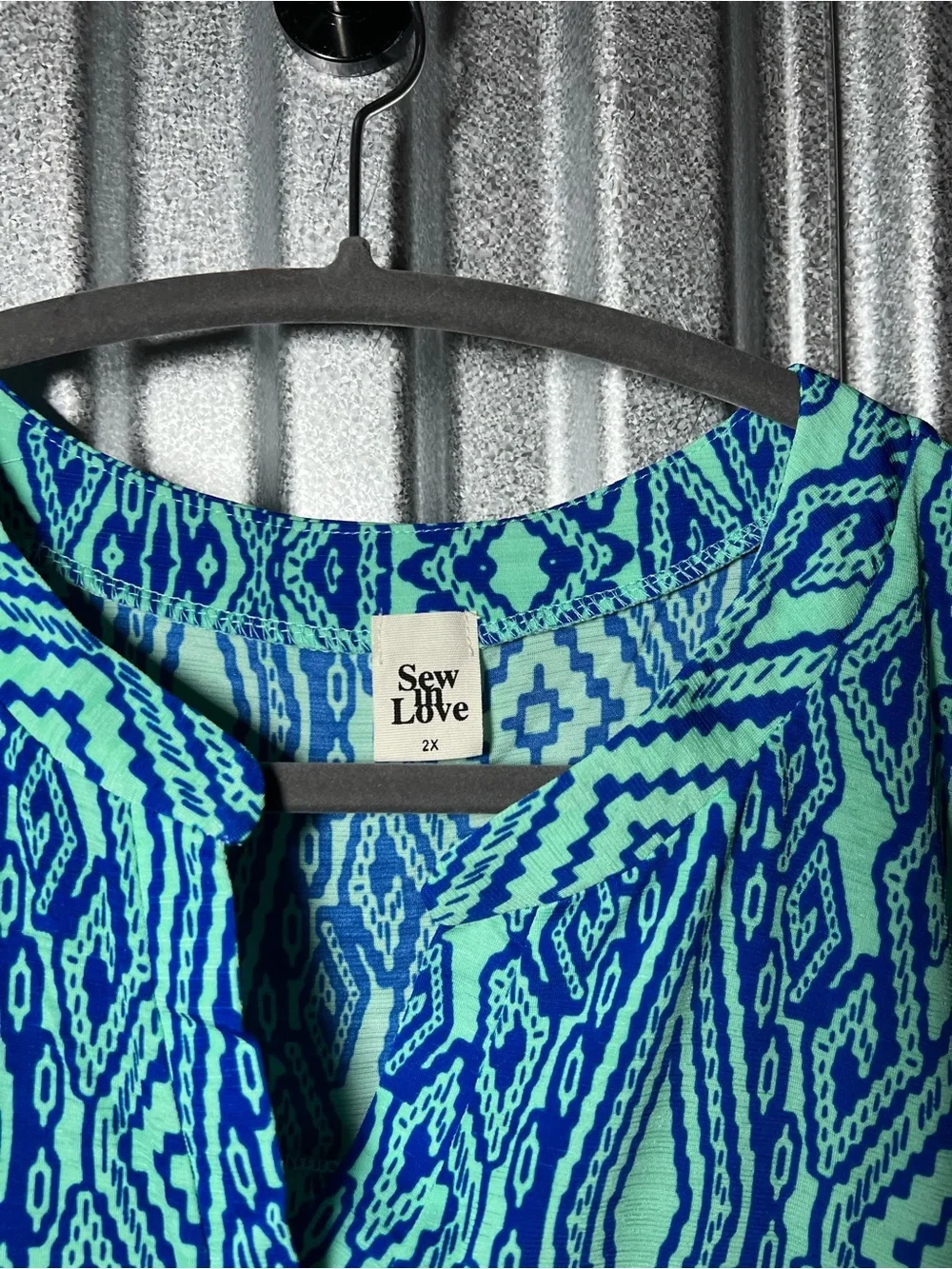 Sleeveless Geometric Print Split Neck Sleeveless Tank Top Blue & Mint 2X NWOT - Picture 2 of 4